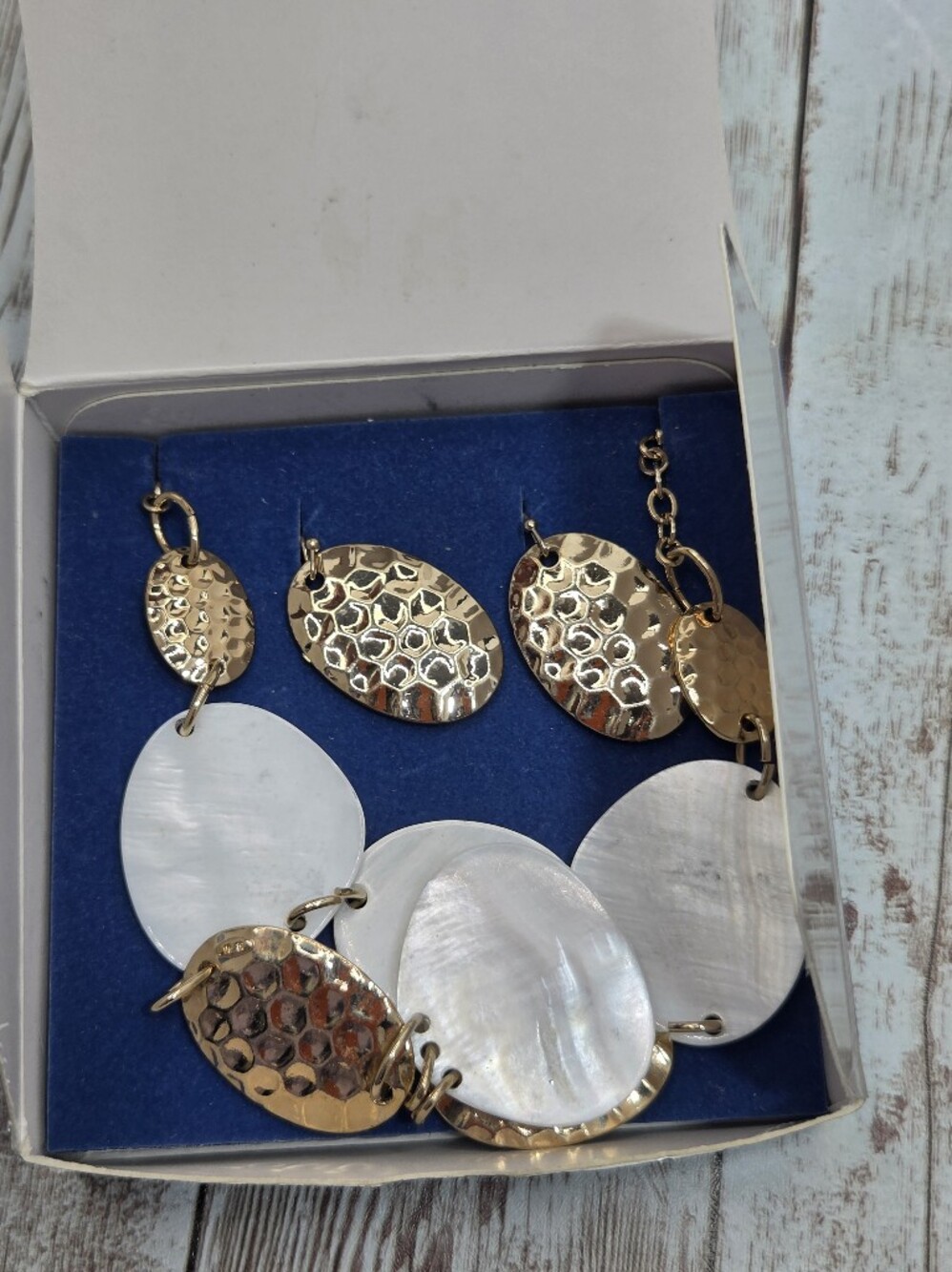 NIB Vintage 2009 Avon Mother of Pearl & Hammered Gold Bib Necklace Set 🐚✨